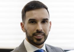 No Dia do Advogado, Sandoval Filho homenageia o mais novo profissional da sua Equipe Jurídica