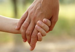 Juiz concede redução de jornada de trabalho a servidora para cuidar de filha com deficiência