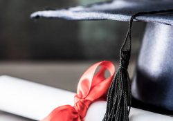 Candidata com formação acadêmica superior à exigida pelo edital garante nomeação pela Justiça