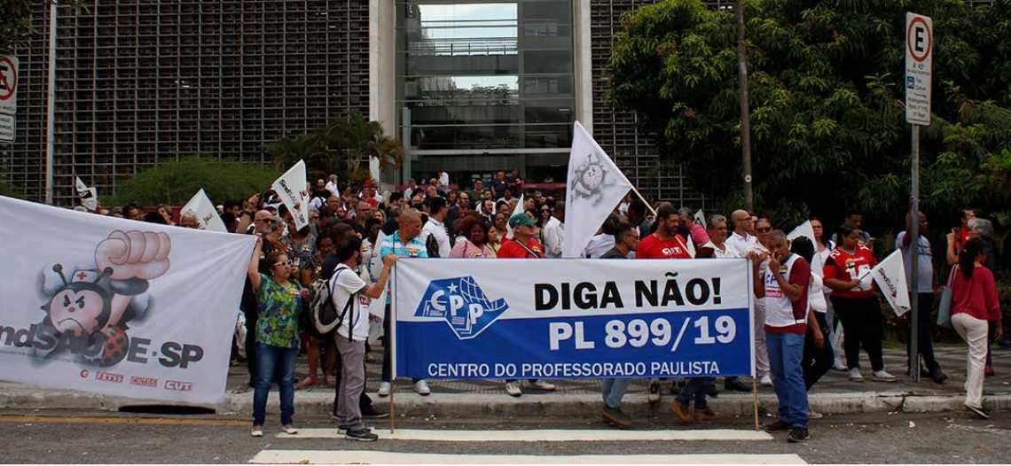 Servidores fizeram manifestação na Alesp contra o ‘projeto do calote’. Assista ao vídeo