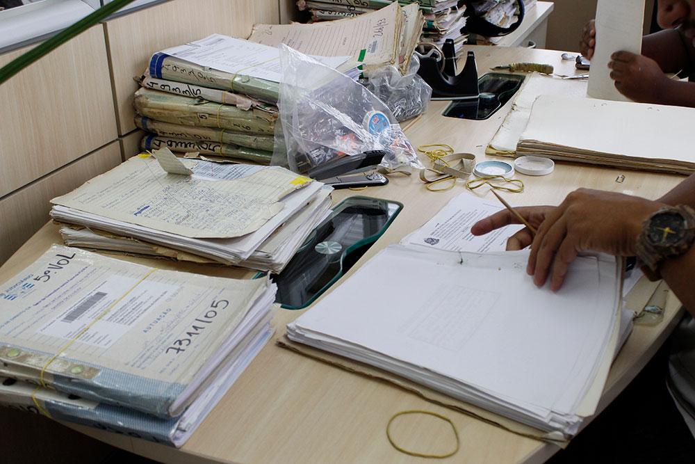 O manuseio dos processos em papel é feito de maneira cuidadosa.