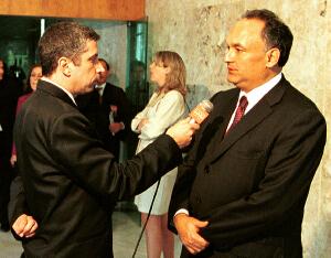 Julgamento do pedido atraiu atenção da imprensa e da sociedade civil para a situação dos precatórios. Na foto, Antônio Roberto Sandoval Filho dá entrevista sobre o assunto. Supremo Tribunal Federal, 14 de agosto de 2002