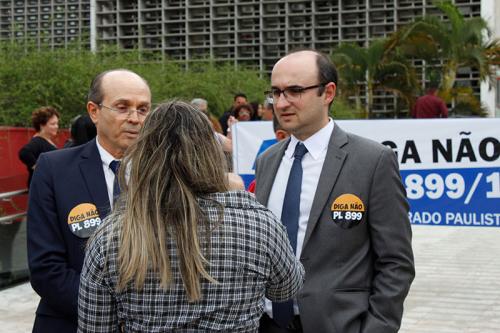Os advogados Felippo Scolari (esq.) e Messias Falleiros (dir.), diretor executivo da Advocacia Sandoval Filho, durante ato contra PL 899/19