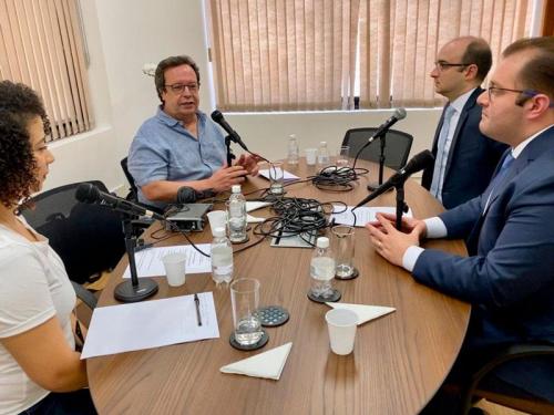 Os jornalistas Helvio Falleiros (esq. acima) e Tamires Camargo (esq. abaixo) apresentam o Guia do Precatório.